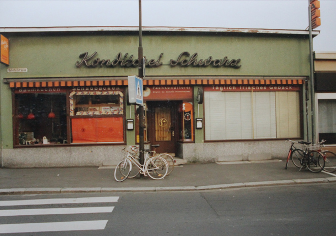 "Vom Kreislauf des Geldes" (Circulation of money), 
  installation by Kirsten Kötter, 
  exhibited at: "Dort" (There), 
  symposium for public art, Gießen 1998, 
  photograph: shop window of a retail store