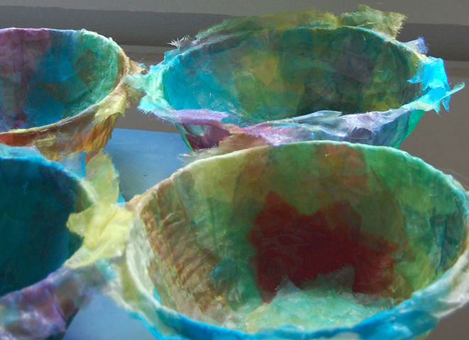 Kirsten K&ouml;tter: Sch&uuml;sseln, 2012, abgeformt mit Leim und durchsichtigem Stoff, unterschiedliche Ma&szlig;e