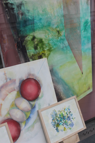 Kirsten K&ouml;tter: Installation Site-specific Painting und Malen in der Sehitlik Moschee Berlin, 20.-29.06.2014, Schaufenster, Apotheke am Hermannplatz, Berlin