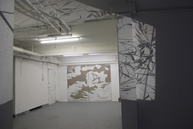 Kirsten K&ouml;tter: Transit / Klimawandel, 2015, Projektraum basis Frankfurt am Main, Video auf Malerei, 260 x 300 cm