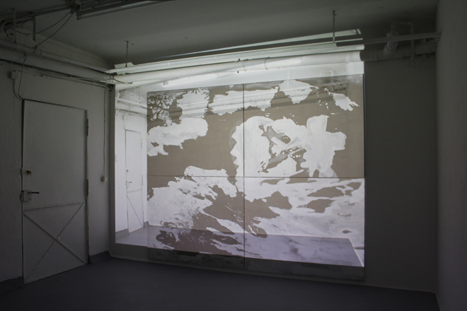 Kirsten K&ouml;tter: Transit / Transit (Klimawandel), 2015, Projektraum basis Frankfurt am Main, Video auf Malerei, 260 x 300 cm