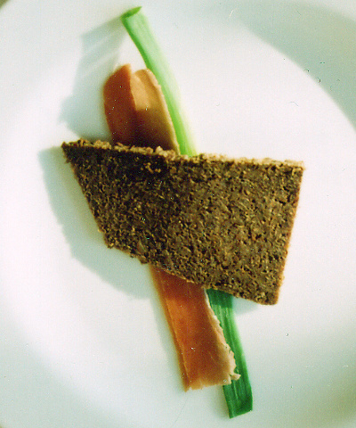 Kirsten K&ouml;tter: Konstruktives Kochen, Malerische Architektonik nach Popowa, 2009, Schinken, Fr&uuml;hlingszwiebel (leicht ged&uuml;nstet), Brot