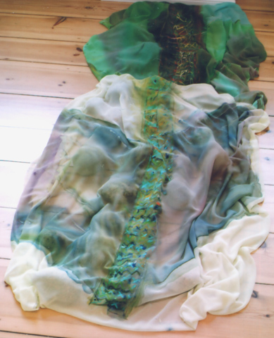 Kirsten K&ouml;tter: Grab des Rentierbesitzers (Fluss), 2011, Steine unter bemaltem Cr&ecirc;pes de Chine