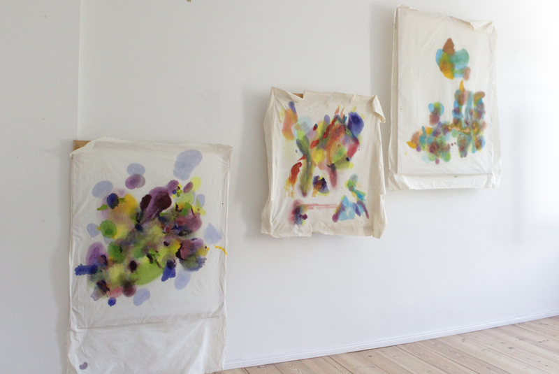 kirsten-koetter_2017-08-07_lila-gruen_2017-06-01_rot_2017-06-14_tuerkis_fischteich_8005, painted textile on frame 98 &times; 115 cm, 83 &times; 100 cm, 98 &times; 130 cm, oil on fabric three-dimensional (Kirsten Kötter)