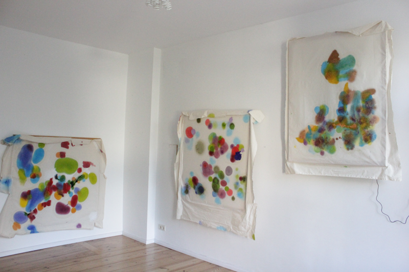 2017-08-14_hellblau_2017-08-15_violett_2017-06-14_tuerkis_fischteich_7943, painted textile on frame, without format specification (left), 140 &times; 120 cm, 120 &times; 115 cm, 98 &times; 130 cm, oil on fabric three-dimensional (Kirsten Kötter)